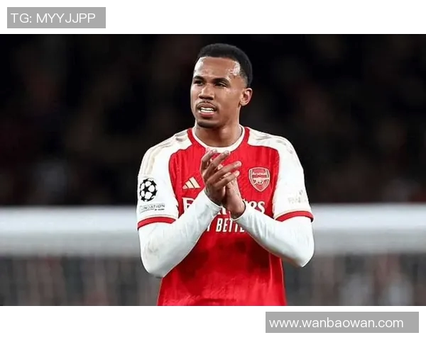 足球巨星禁区手球引争议 裁判判罚引发激烈讨论与质疑